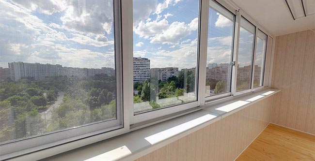 Чем застеклить балкон: ПВХ или алюминием Климовск