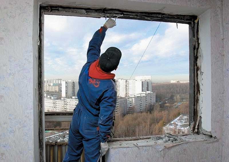 Демонтаж старого остекления балкона Климовск