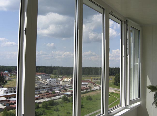 Сколько стоит застеклить балкон пластиком: цена Климовск